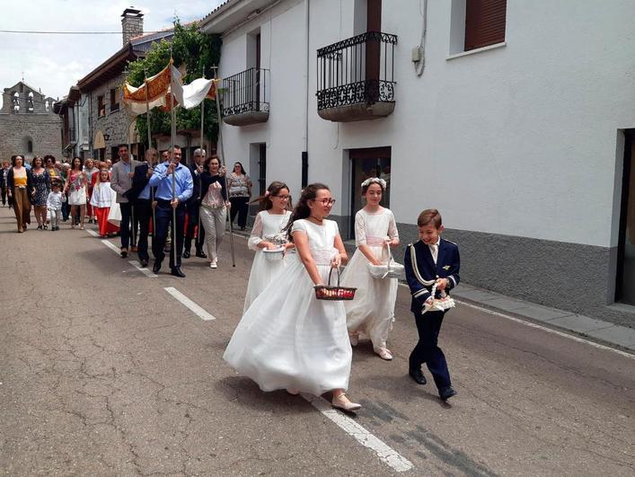 Linares de Riofrío acoge un Corpus lleno de vida