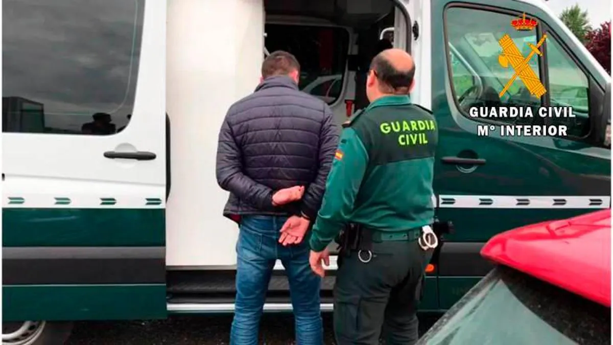 Un agente de la Guardia Civil se lleva detenido a I.M.F., ‘Isidrín’.