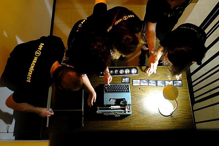 Cuatro jugadores analizan las pistas en un establecimiento salmantino.