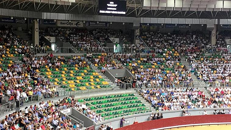 Desalojan un tendido de la plaza de toros de Burgos en plena corrida por peligro de desprendimientos.