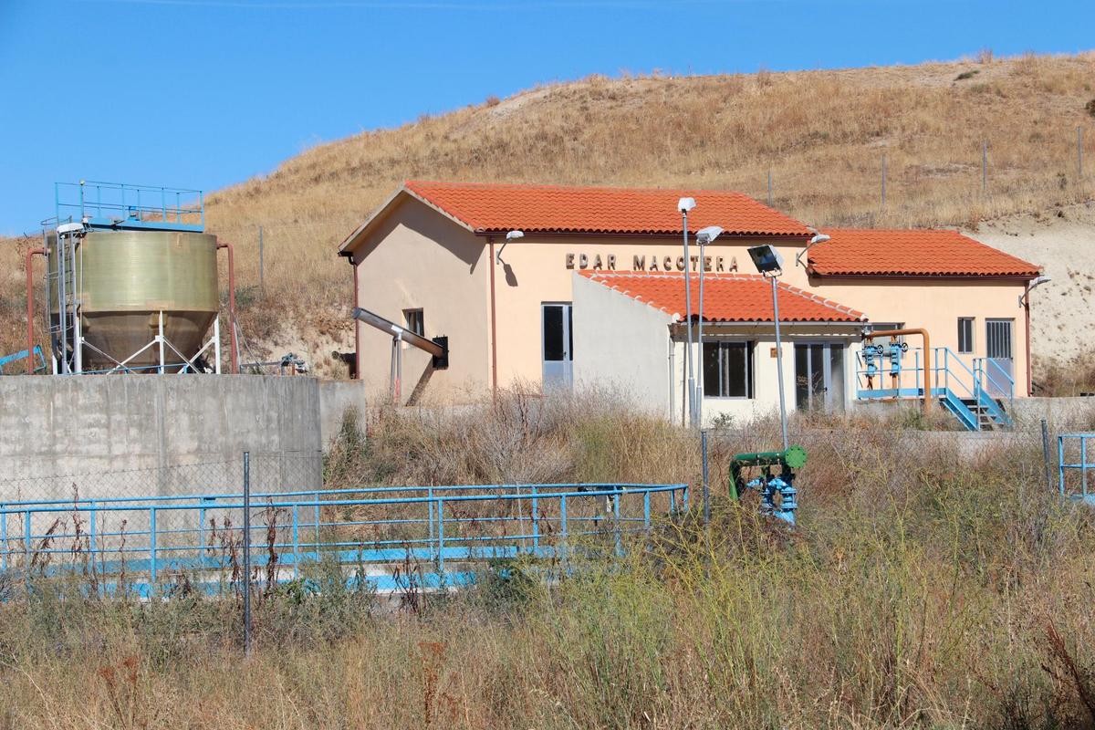 Instalaciones de la EDAR a las afueras del casco urbano de la villa macoterana