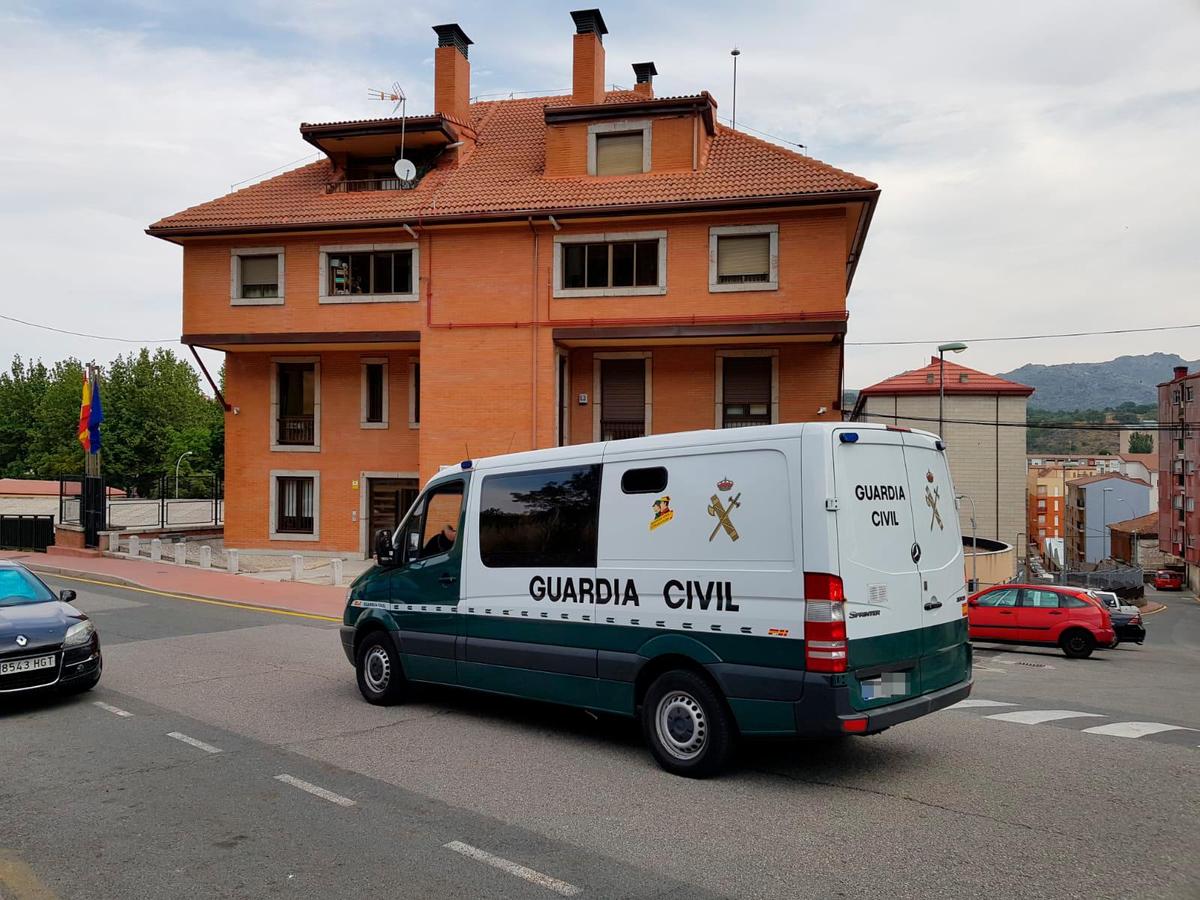 Furgón de la Guardia Civil en el que se ha trasladado al detenido a la prisión.