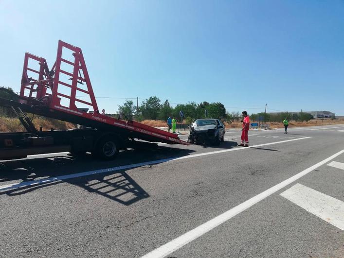 Una grúa retira a uno de los vehículos implicados en el accidente