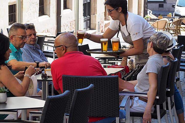 Una camarera en un establecimiento de hostelería en Salamanca.