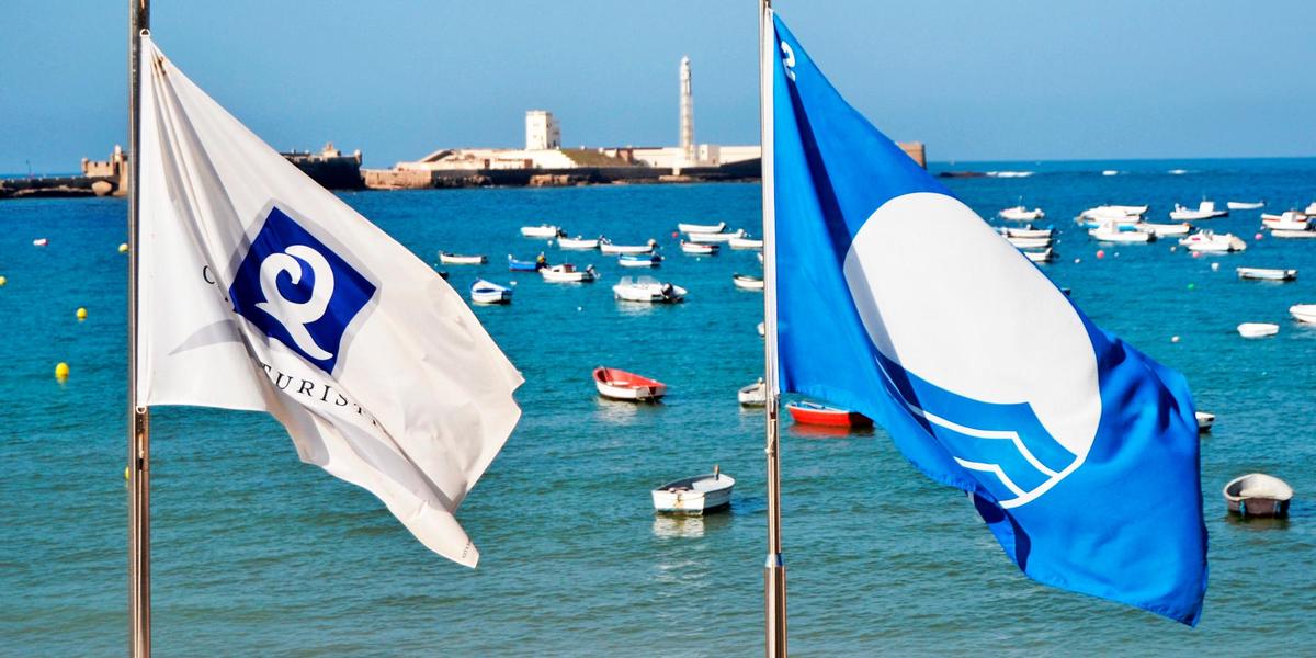 Bandera azul en una playa española.