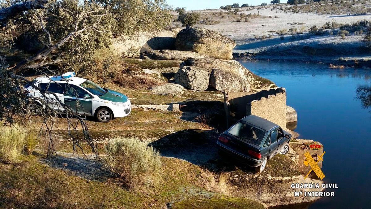 Uno de los vehículos abandonados en la poza de Buenamadre, junto al río Huebra.