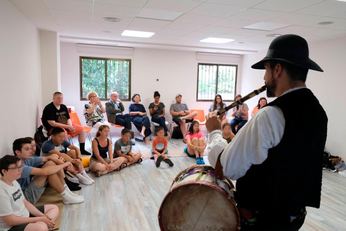 Alumnos de español durante la clase práctica de folclore charro.