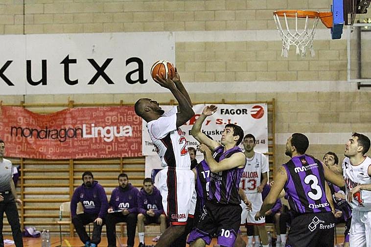 Iker Barbero, en una acción defensiva.