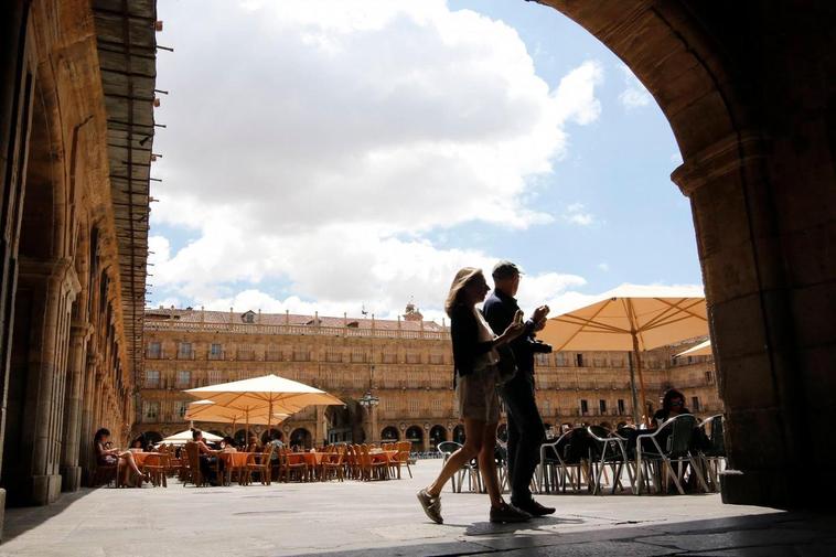 Dos personas pasean por la Plaza Mayor.