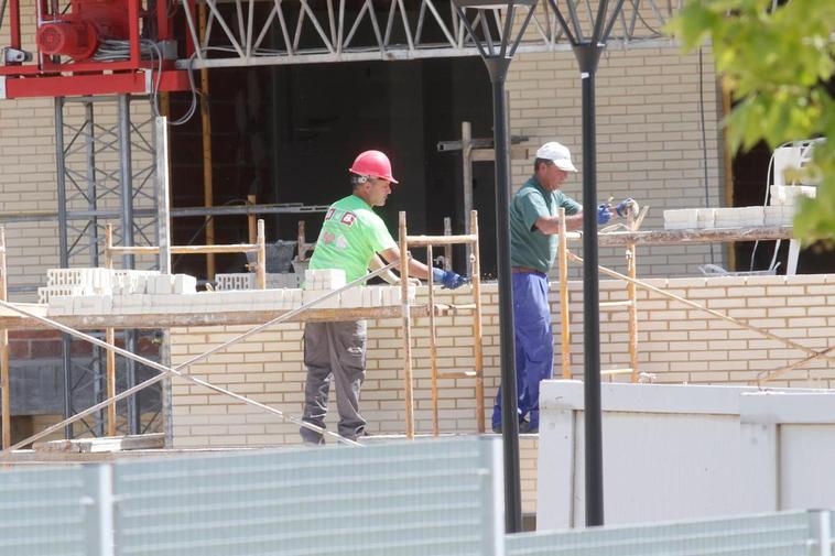 Dos trabajadores de la construcción.