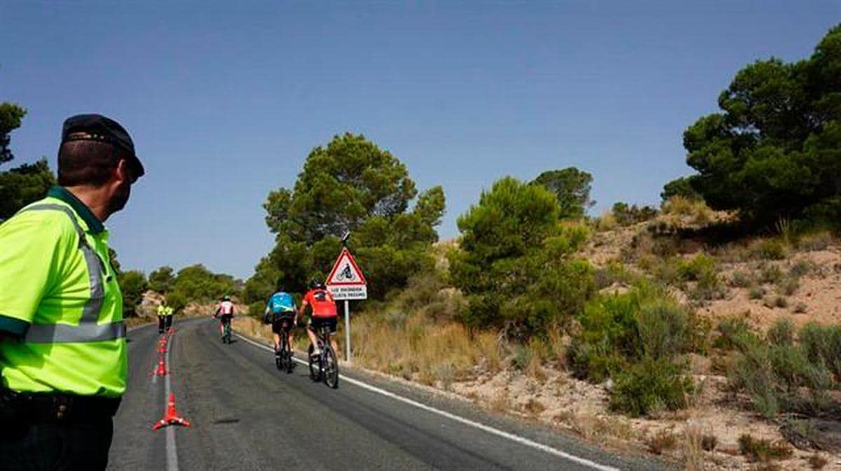 Guardias civiles observan a varios ciclistas que circulan por carreteras de la Región.