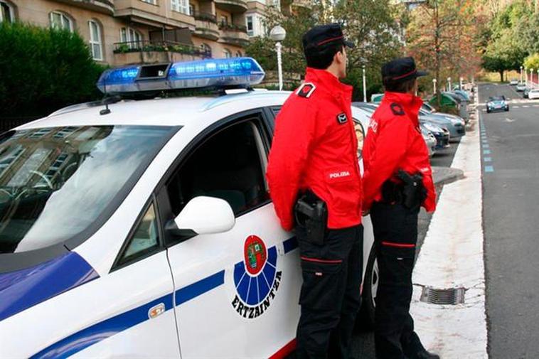 Dos agentes de la Ertzaintza.