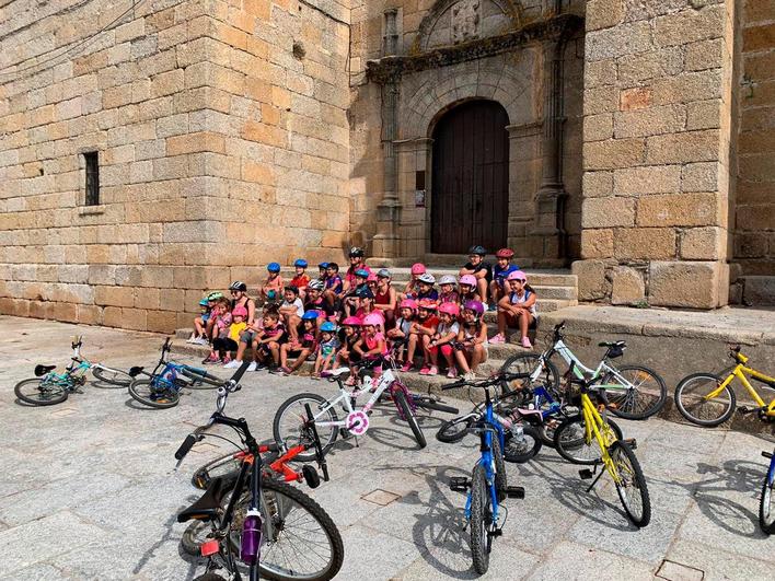 Los más pequeños disfrutan de la BTT en Fuenteguinaldo junto a Juanma Garate