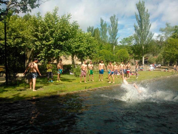 Un grupo de jóvenes disfrutando de un día de baño en San Martín del Castañar.