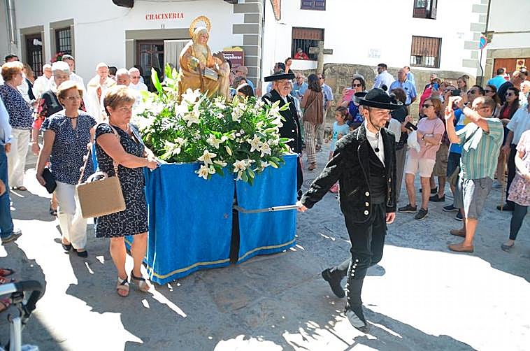 Las calles de Candelario acogerán la procesión con la imagen engalanada de Santa Ana en el día grande de las fiestas, que será este viernes.