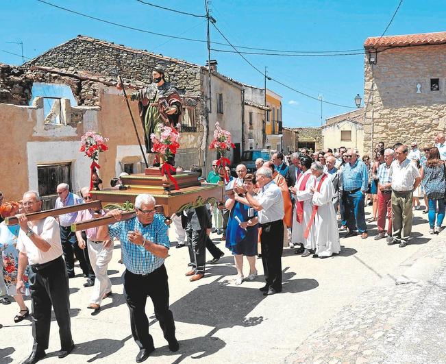 Los vecinos de Sobradillo desfilando durante la procesión de Santiago Apóstol del año pasado.