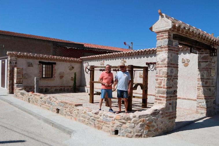 Los dos “Mateos” en el potro de herrar que han recuperado justo en el solar donde estaba ubicado hasta su desaparición.