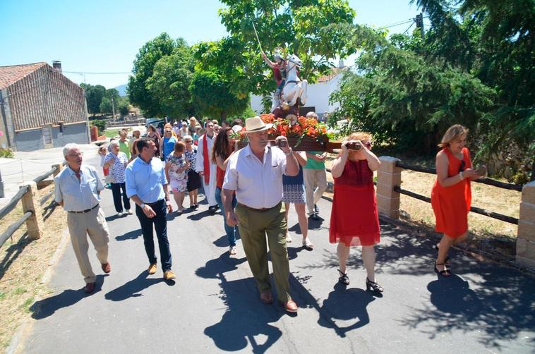 Procesión con la imagen de Santiago Apóstol por las calles de Valverde durante las pasadas fiestas.