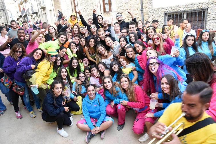 Vecinos de Aldeadávila durante las fiestas