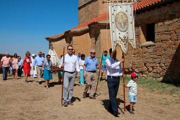 La tradicional procesión en honor a la Virgen de Gracia, previa a la subasta de las andas de la imagen.