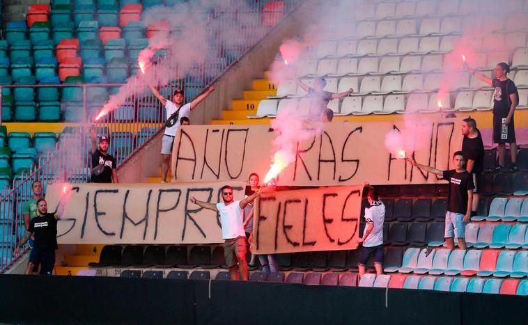 El primer entrenamiento del Salamanca UDS, entre tifos y bengalas