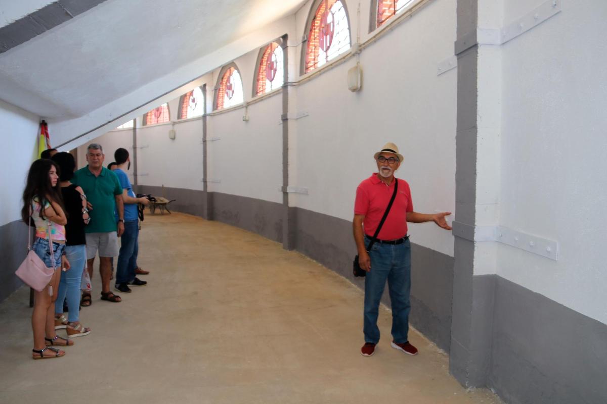 El alcalde, Antonio Méndez, muestra las nuevas “grapas” colocadas en los muros
