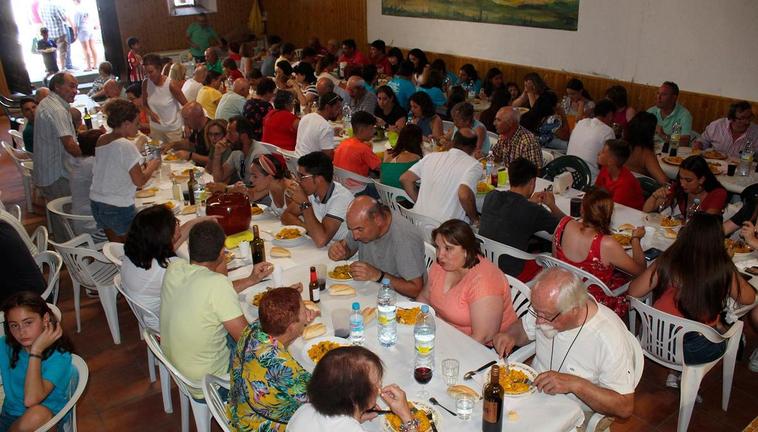 La alhóndiga se llenó de comensales para disfrutar de un completo menú de fiestas con postre incluido.