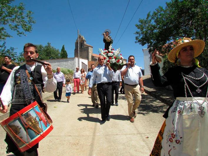 Momento de la salida en procesión de la imagen de San Antonio acompañado por el son de “Los charritos”.