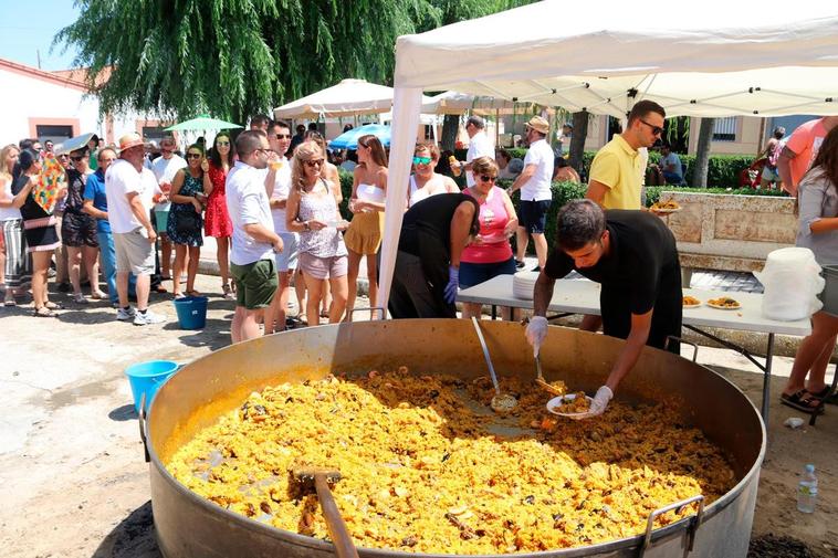 Cocineros y ayudantes repartieron unas 600 raciones de arroz entre los comensales que acudieron a la paella.