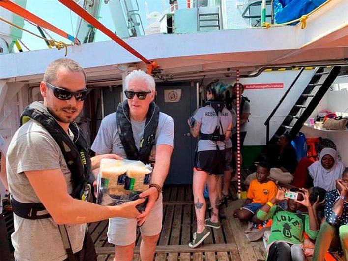 Richard Gere carga alimentos en el Open Arms