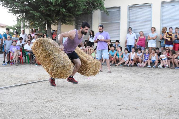 Carrera con pacas de paja, una de las pruebas que componen la competición del “Brutathlon”.