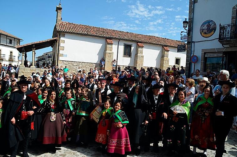 Imagen de la Boda Típica celebrada en 2018 en el inicio del recorrido.