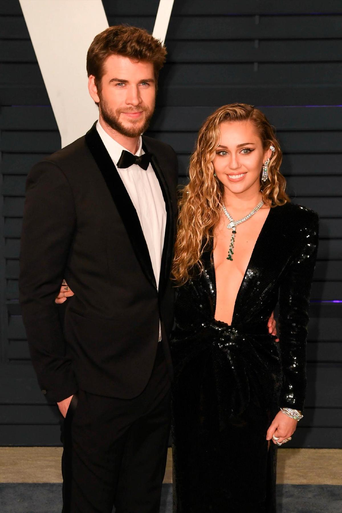 Liam Hemsworth y Miley Cyrus en un acto social