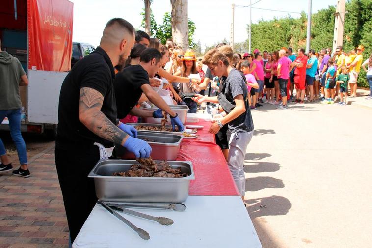 El Ayuntamiento repartió carne asada para todos los peñistas.