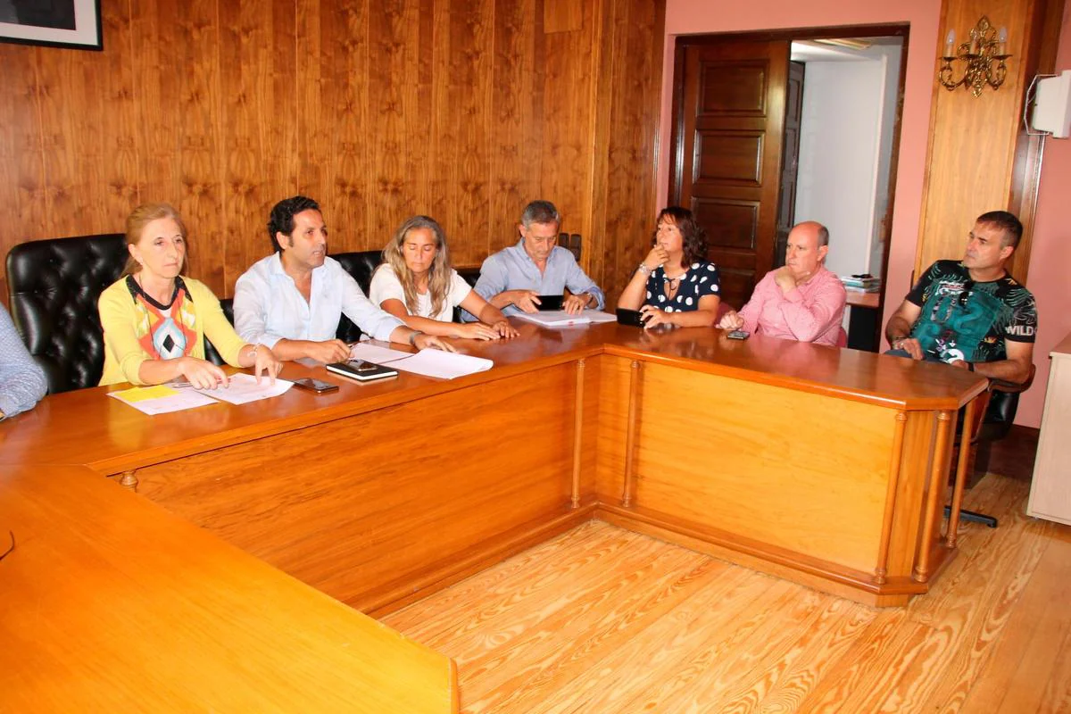 En la reunión estuvieron presentes miembros del anterior equipo de Gobierno.