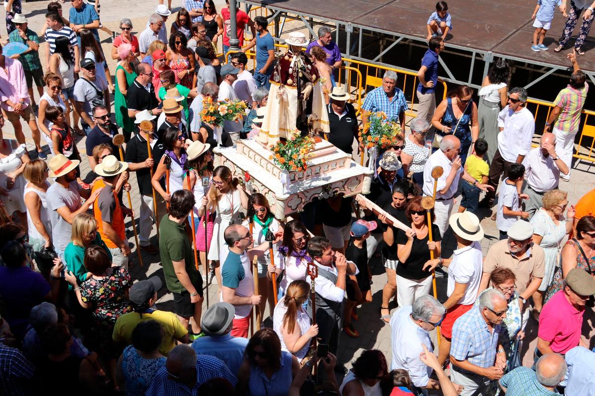 Los centenarios encierros taurinos y capeas, las verbenas y la tradicional procesión del santo con la lectura de la loa son las grandes citas festivas.