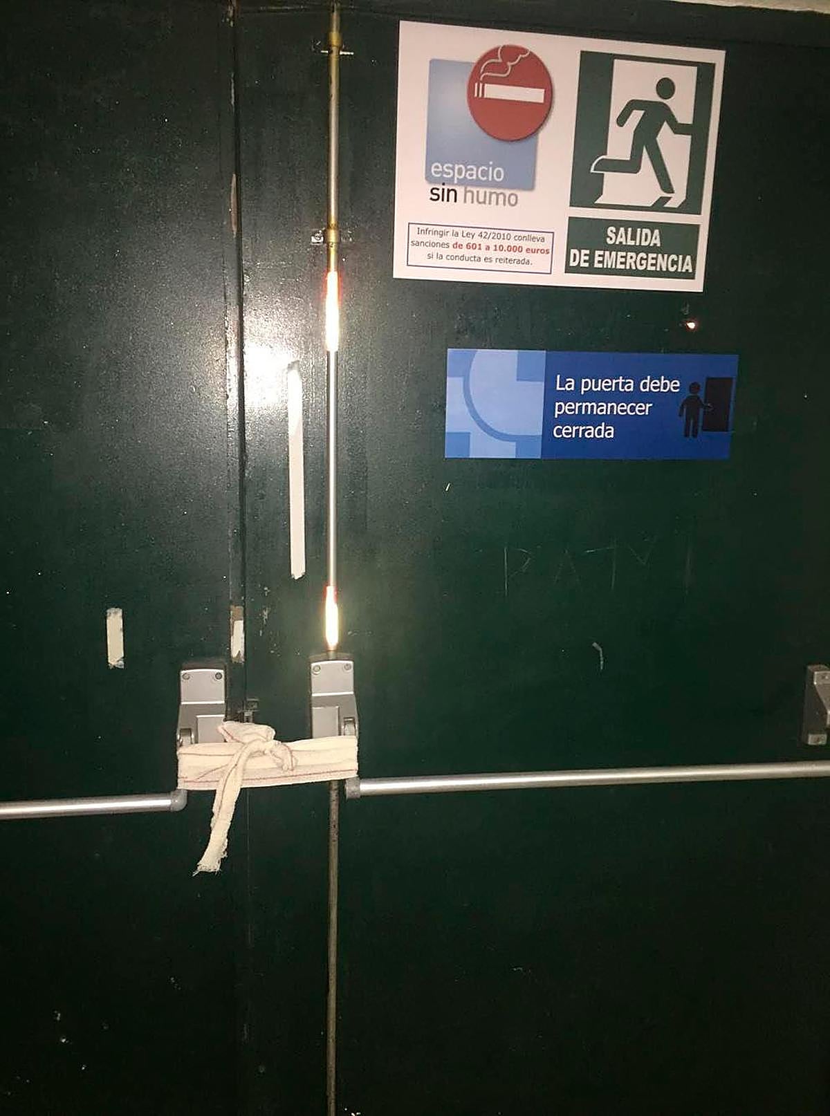 Fotografía enviada por un usuario: gasas para bloquear la salida de emergencia