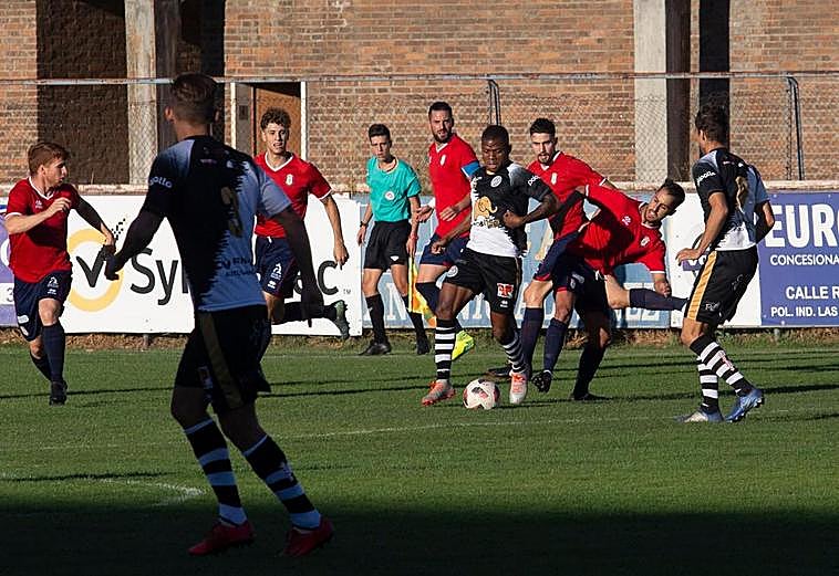 Matthieu controla el balón ante un jugador del Ávila.