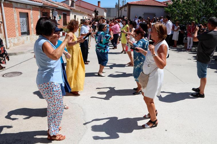 Los bailes típicos en honor de San Roque se suceden cada año en la procesión que recorre el pueblo.