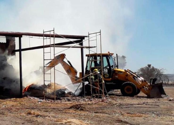 Los bomberos sofocan un incendio en una nave agrícola en Hinojosa