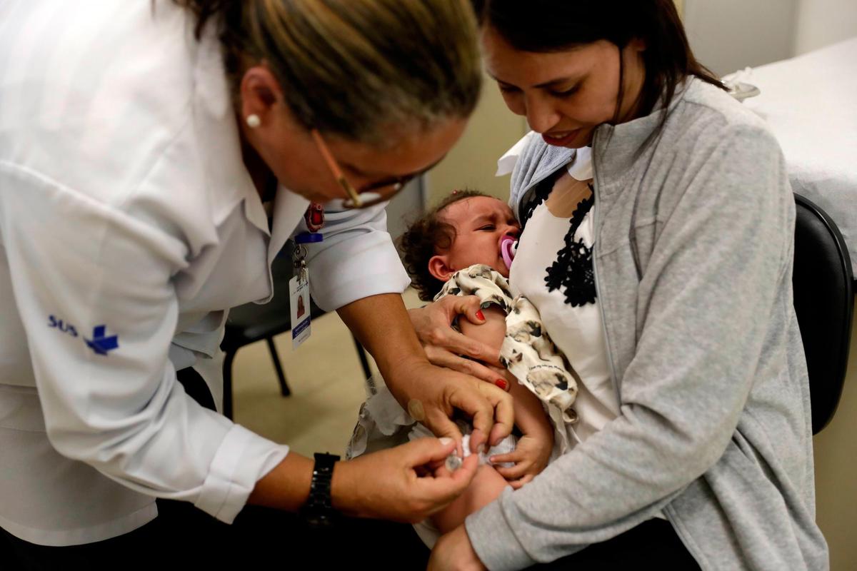 Imagen de una vacunación infantil en un centro sanitario.