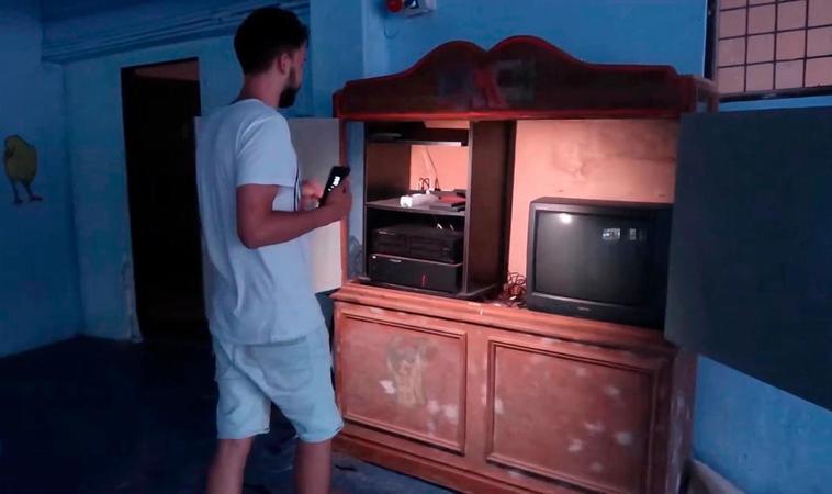 Ángel R. grabando un vídeo para YouTube en un colegio abandonado.