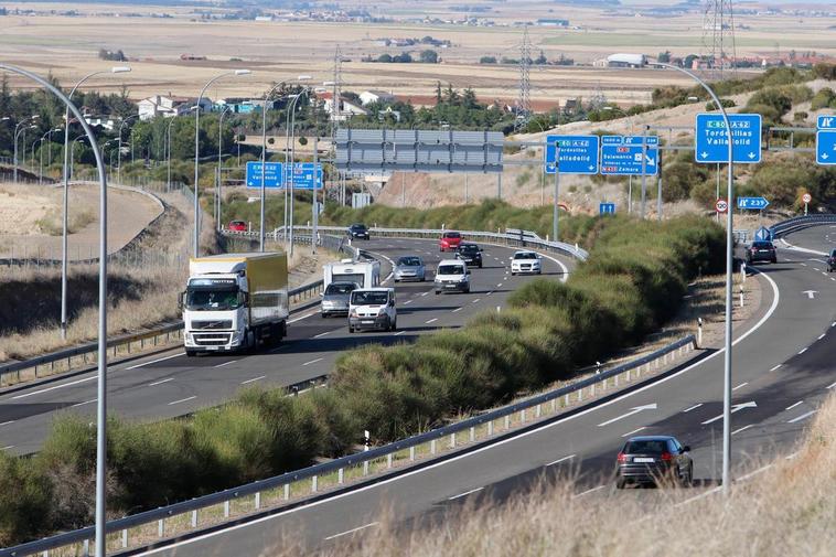 Tránsito de vehículos ligeros y pesados por la circunvalación de Salamanca.
