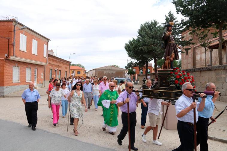 La imagen de San Roque desfiló por segunda vez en estas fiestas de Cantaracillo.