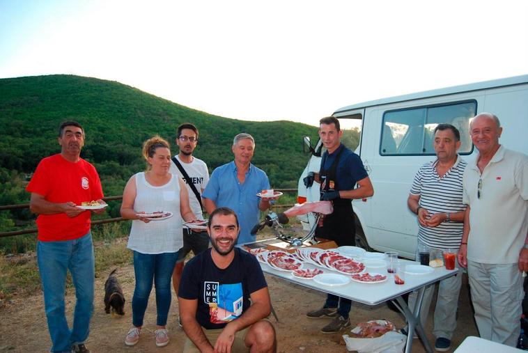 Los vecinos degustaron el jamón de matanzas anteriores, que cortó Manuel Rodríguez.