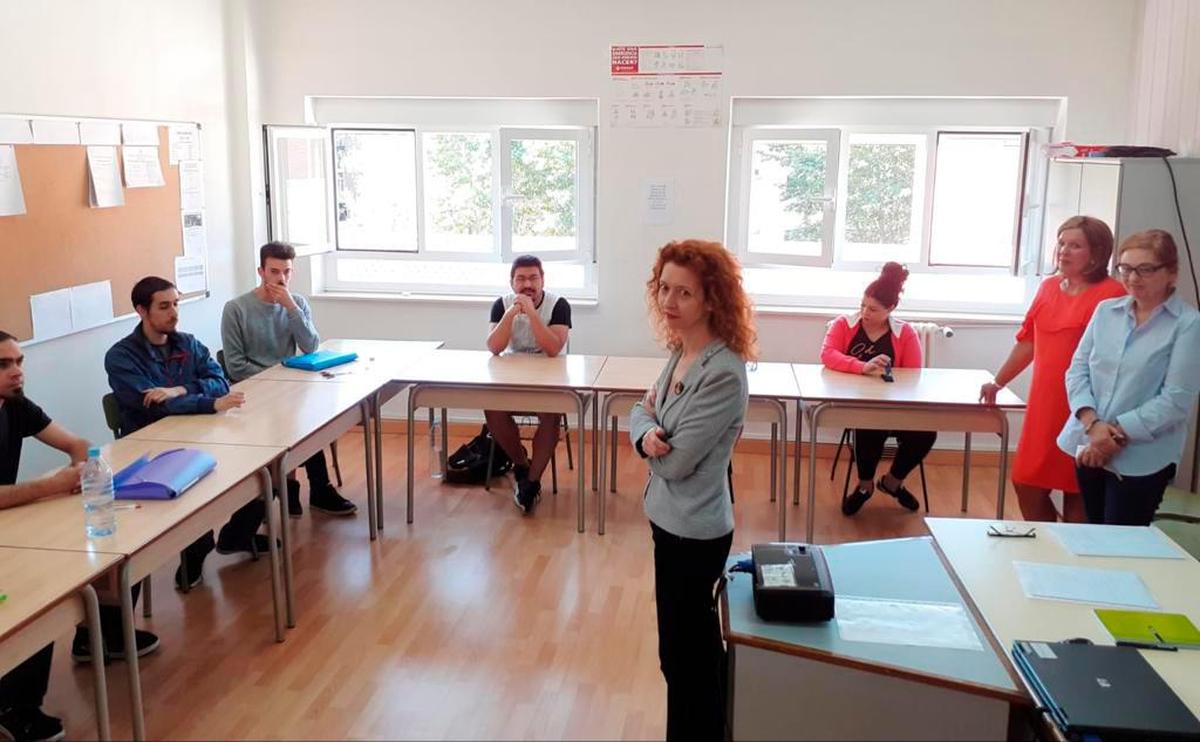 Ana Suárez en su visita a los alumnos este jueves.