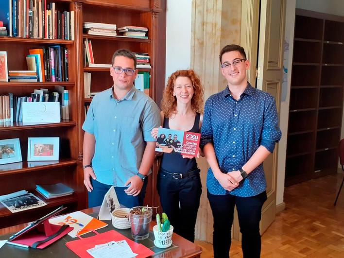 Ana Suárez con los representantes de Visto de Otro Lado, Andrés Grande y Jorge Vicente.