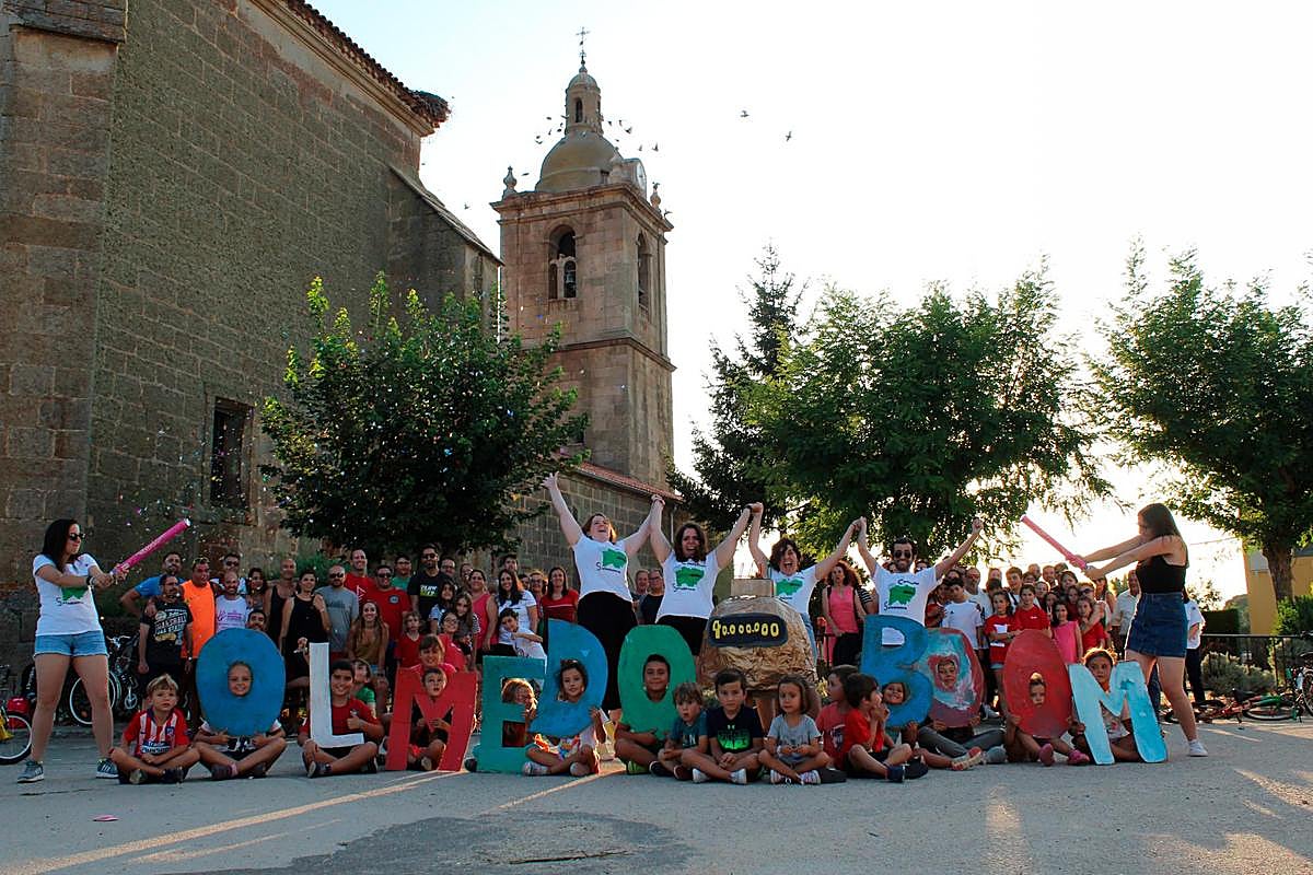 CONCURSO ‘Así somos en mi pueblo’: Olmedo de Camaces recrea su particular “¡Boom!”