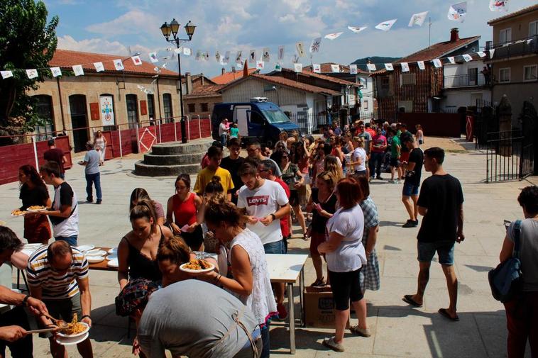 La Plaza Mayor fue el escenario del reparto de la paella.