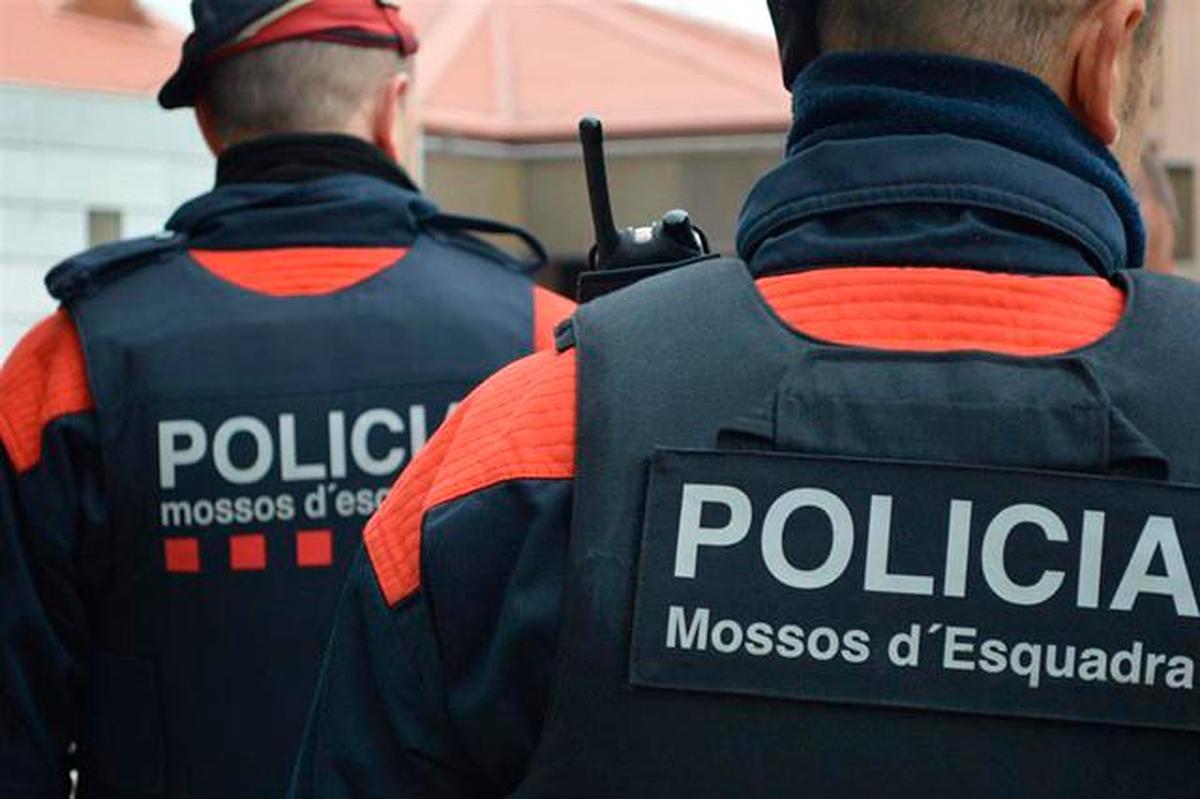 Dos mossos d’Esquadra.